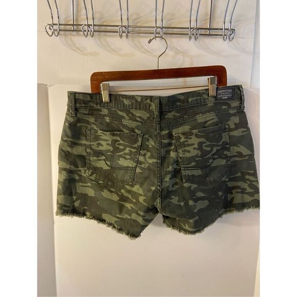 Levi’s camouflage denim shorts size 16 raw hems camo - Picture 1 of 7